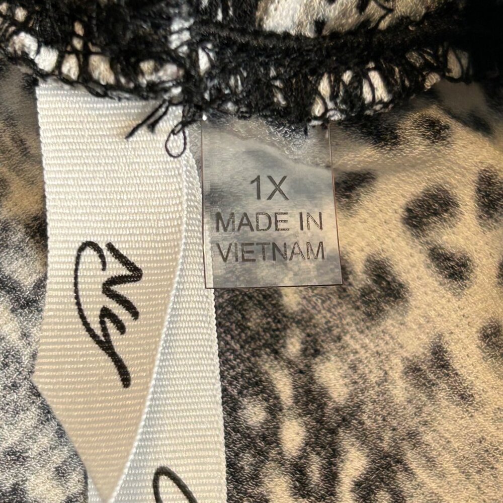 NY Women Collection Black and White Animal Print Front Keyhole 1X Blouse - Picture 12 of 13